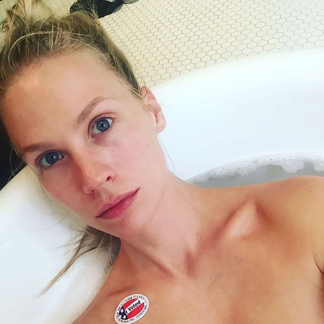 La actriz January Jones también votó y lo demostró luciendo la pegatina mientras tomaba una ducha. Foto: Infobae