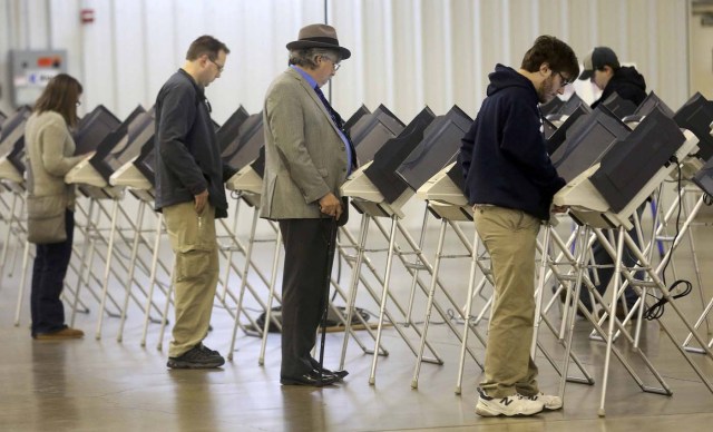 Voters cast their votes during the U.S. presidential election in Medina, Ohio, U.S. November 8, 2016.  REUTERS/Aaron Josefczyk