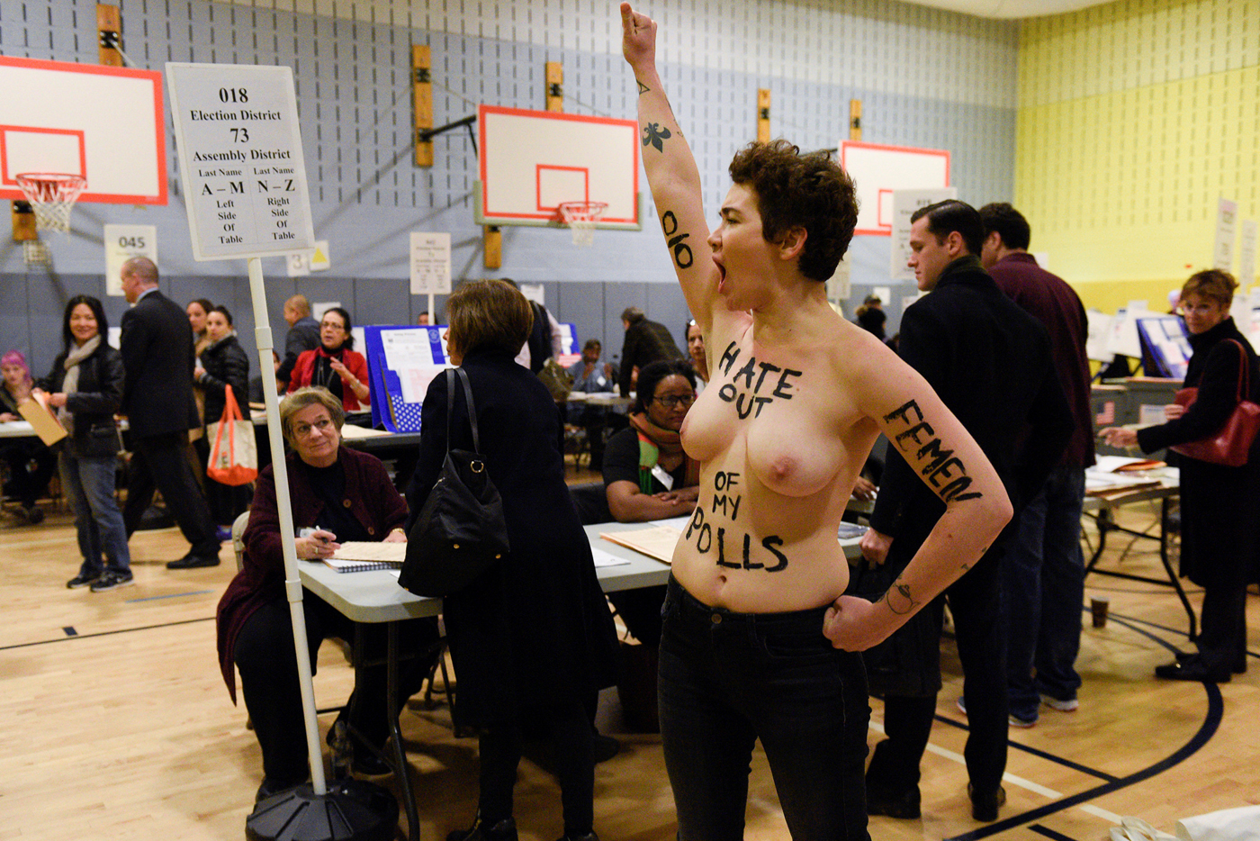 Dos mujeres en “topless” protestaron en el centro de votación de Trump