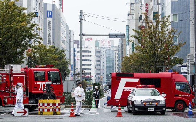 FRA14 FUKUOKA (JAPÓN) 08/11/2016.- Bomberos y policías cortan el paso a la avenida donde se ha producido un socavón en el centro de Fukuoka al suroeste de Japón hoy, 8 de noviembre de 2016. El socavón ha causado cortes de luz y de tráfico. Las autoridades han evacuado a los vecinos de los edificios cercanos para evitar posibles daños. De momento se desconoce si hay algún herido. EFE/Hiroshi Yamamura