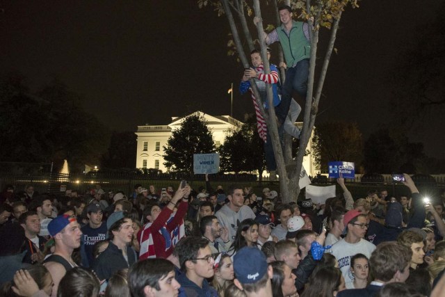 MHR36 WASHINGTON (EE.UU.), 09/11/2016.- Decenas de personas se reúnen frente a la Casa Blanca en Washington DC, Estados Unidos, hoy, 9 de noviembre de 2016. El candidato republicano, Donald Trump, ha ganado hoy las elecciones presidenciales en Estados Unidos y tomará posesión se su cargo en enero. EFE/Michael Reynolds