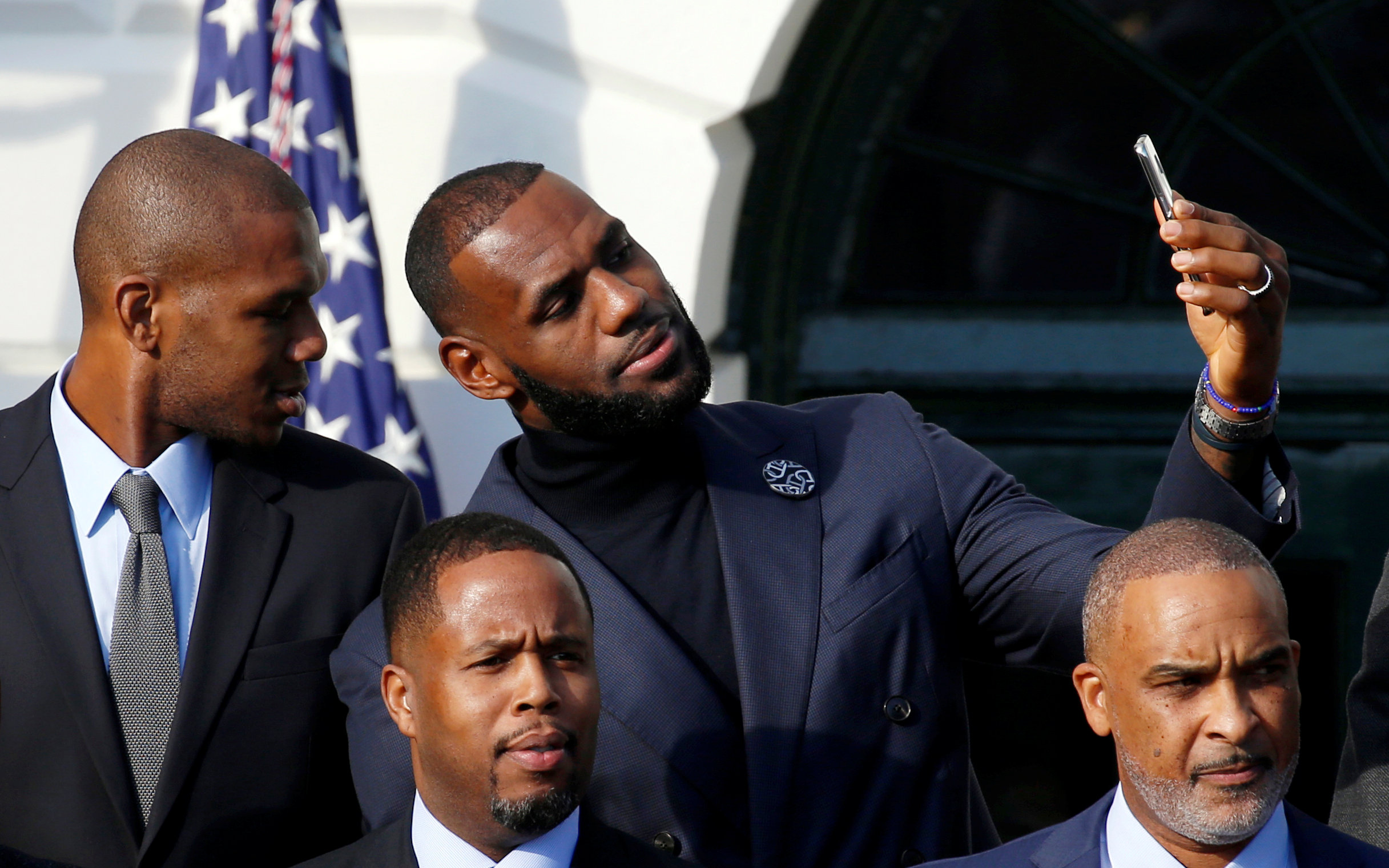 LeBron James indeciso de regresar a la Casa Blanca con Trump