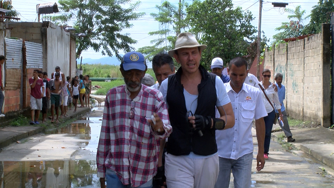 Francisco Abreu: Vecinos sobreviven entre aguas negras en Carabobo