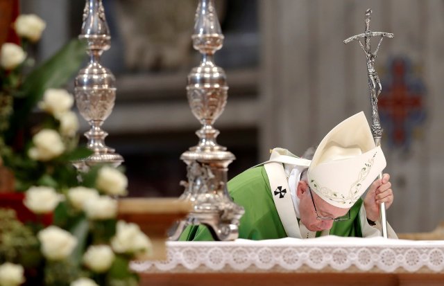 Pope Francis celebrates a Jubilee mass for homeless people in Saint Peter's Basilica at the Vatican November 13, 2016. REUTERS/Remo Casilli