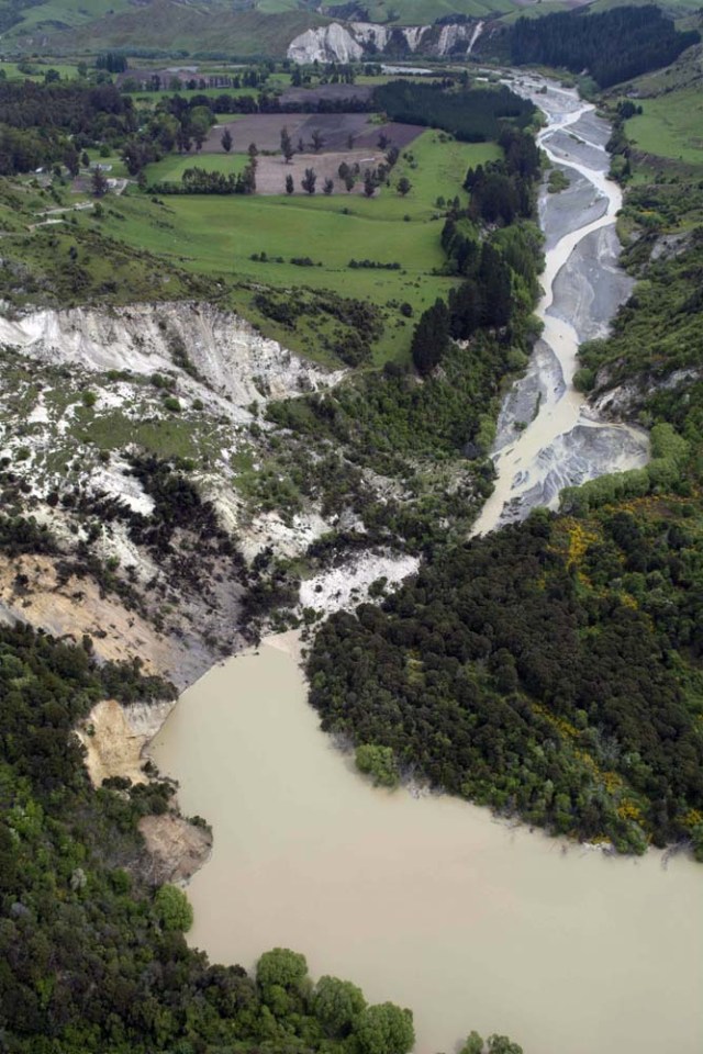 Un lago provocado por un terremoto se forma en el río Conway cerca de Kaikoura, Nueva Zelanda, tras un potente sismo el lunes 14 de noviembre de 2016. (David Alexander/SNPA via AP)