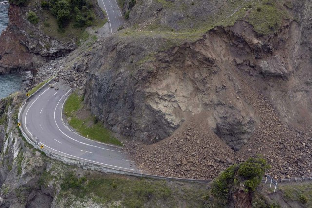 Un deslizamiento de tierra cubre un tramo de la autopista estatal 1 cerca de Kaikoura, Nueva Zelanda, el lunes 14 de noviembre de 2016, tras un potente terremoto. (David Alexander/SNPA via AP)