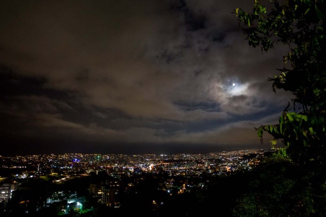 CAR01. CARACAS (VENEZUELA) 14/11/2016.- La superluna es vista hoy, lunes 14 de noviembre del 2016, en Caracas (Venezuela). De Filipinas a Chile, las espectaculares imágenes de la superluna se multiplican hoy en las redes sociales y en todos los medios de comunicación, tomadas por profesionales o por aficionados, todos seducidos por el embrujo de la más grande y brillante luna que se verá en casi un siglo. EFE/MIGUEL GUTIÉRREZ