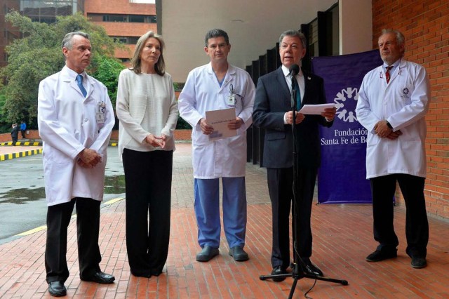 BOG41. BOGOTÁ (COLOMBIA), 15/11/2016.- Fotografía cedida por la presidencia de Colombia del Presidente de Colombia, Juan Manuel Santos (2d), durante un visita hoy, martes 15 de Noviembre de 2016, a la Clínica Fundación Santa Fe de Bogotá, en Bogotá (Colombia). El mandatario colombiano Juan Manuel Santos confirmó que viajará mañana a EE.UU. para someterse a exámenes médicos y descartar una posible recaída de un cáncer de próstata del que fue operado en 2012. EFE/JUAN DAVID TENA/PRESIDENCIA DE COLOMBIA/SOLO USO EDITORIAL/NO VENTAS