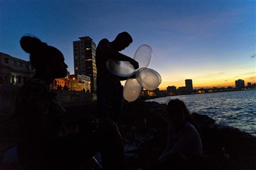 En Cuba, los condones también sirven para capturar peces (Fotos)