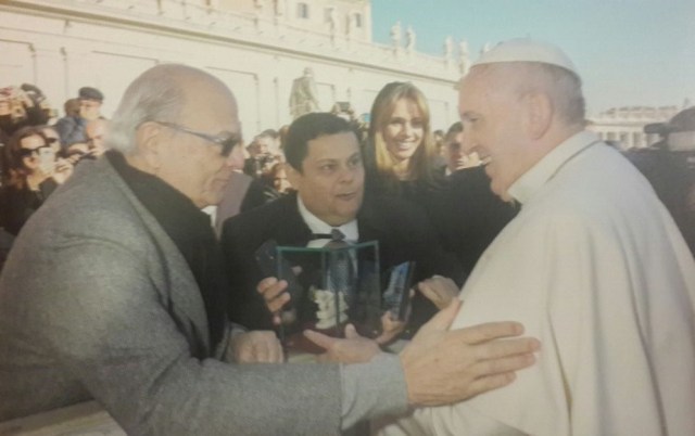 Instante en que SS Francisco recibe de miembros de la Fundación Alberto Adriani una réplica del Santo Niño de la Cuchilla, el 16 de noviembre, en el Vaticano / Foto cortesía Duque Corredor