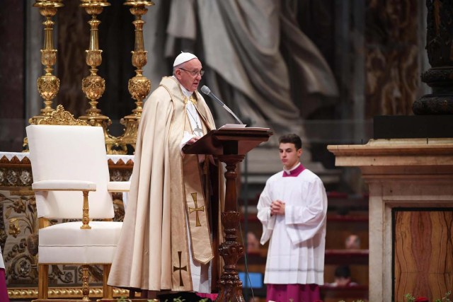 . Vatican City (Vatican City State (holy See)), 19/11/2016.- Pope Francis (C) speaks during the Consistory ceremony in Vatican, 19 November 2016. Pope Francis has named 17 new cardinals, 13 of them under age 80 and thus eligible to vote in a conclave to elect his successor. (Papa) EFE/EPA/MAURIZIO BRAMBATTI