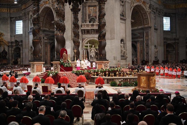 . Vatican City (Vatican City State (holy See)), 19/11/2016.- Pope Francis (C) presides the Consistory ceremony in Vatican, 19 November 2016. Pope Francis has named 17 new cardinals, 13 of them under age 80 and thus eligible to vote in a conclave to elect his successor. (Papa) EFE/EPA/MAURIZIO BRAMBATTI