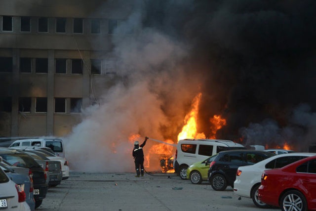 Dos muertos y 21 heridos por explosión de coche bomba en el sur de Turquía