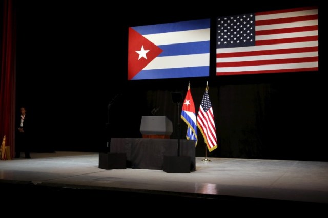 Imagen de archivo del escenario del Gran Teatro Alicia Alonso en La Habana, minutos antes de que el presidente estadounidense Barack Obama, se dirigiera al pueblo cubano, 22 de marzo, 2016.El presidente electo de Estados Unidos, el republicano Donald Trump, dijo el lunes en un mensaje publicado en su cuenta de Twitter que acabará con el "acuerdo" de su país con Cuba si la isla no elabora uno mejor. REUTERS/Jonathan Ernst