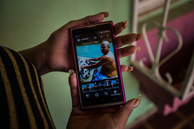 Saribeth Cordero muestra una foto de Guillermo, su hermano desaparecido. Credit Meridith Kohut para The New York Times