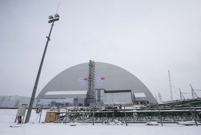 KIV02 CHERNÓBIL (UCRANIA), 29/11/2016.- Vista general del sarcófago protector colocado sobre el cuarto reactor de la central nuclear de Chernóbil, en Ucrania, hoy, 29 de noviembre de 2016. El cuarto reactor de Chernóbil, escenario de la mayor catástrofe atómica de la historia en 1986, fur por un gigantesco sarcófago que garantizará su seguridad durante los próximos cien años. EFE/SERGEY DOLZHENKO