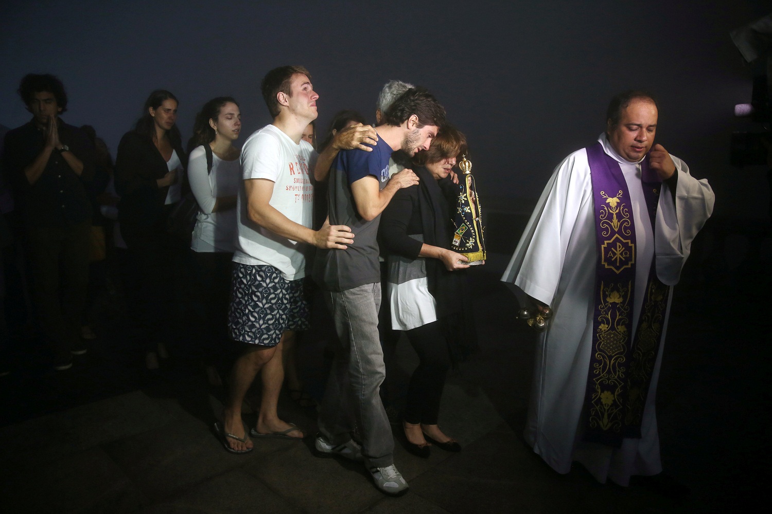 Fotos: De la negación al shock, el doloroso proceso de familiares de las víctimas