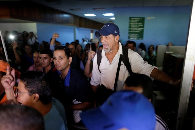 A hospital employee shouts a slogan against Lilian Tintori, wife of jailed Venezuelan opposition leader Leopoldo Lopez, during a gathering to donate supplies at the Jose Gregorio Hernandez Hospital in Caracas, Venezuela November 30, 2016. REUTERS/Ueslei Marcelino