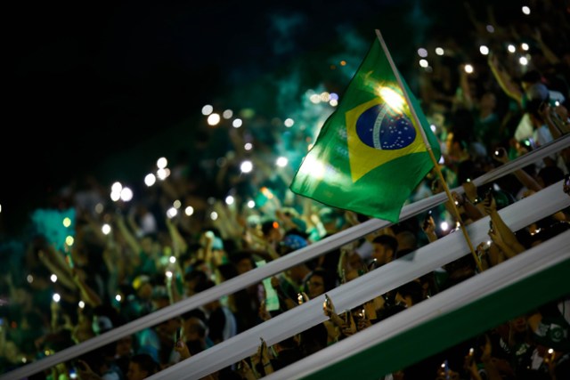 BRA13. CHAPECÓ (BRASIL), 30/11/2016.- Aficionados del Chapecoense participan en una conmemoración a las víctimas del accidente aéreo cerca de Medellín, hoy, miércoles 30 de noviembre de 2016, en la Arena Condá de Chapecó (Brasil). El equipo brasileño se dirigía a jugar el primer partido por la final de la Copa Sudamericana ante el Atlético Nacional de Medellín. EFE/Fernando Bizerra Jr.