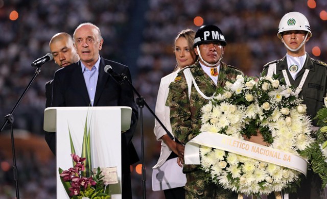 BOG10. MEDELLÍN (COLOMBIA), 30/11/2016.- El ministro de relaciones exteriores de Brasil, José Serra (i), agradece al pueblo de Colombia durante el homenaje al equipo de fútbol Chapecoense hoy, miércoles 30 de noviembre de 2016, en Medellín (Colombia). Miles de personas abarrotaron esta noche el estadio Atanasio Girardot de Medellín para rendir un homenaje póstumo al equipo de fútbol brasileño Chapecoense, la mayoría de cuya plantilla pereció en el accidente aéreo del pasado lunes cuando se dirigían a esta ciudad del noroeste de Colombia. EFE/MAURICIO DUEÑAS CASTAÑEDA