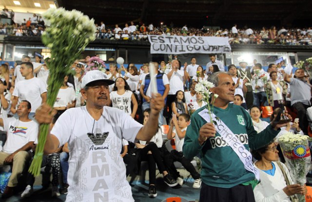 BOG10. MEDELLÍN (COLOMBIA), 30/11/2016.- Asistentes hacen un minuto de silencio durante homenaje al equipo de fútbol Chapecoense hoy, miércoles 30 de noviembre de 2016, en Medellín (Colombia). Miles de personas abarrotaron esta noche el estadio Atanasio Girardot de Medellín para rendir un homenaje póstumo al equipo de fútbol brasileño Chapecoense, la mayoría de cuya plantilla pereció en el accidente aéreo del pasado lunes cuando se dirigían a esta ciudad del noroeste de Colombia. EFE/MAURICIO DUEÑAS CASTAÑEDA