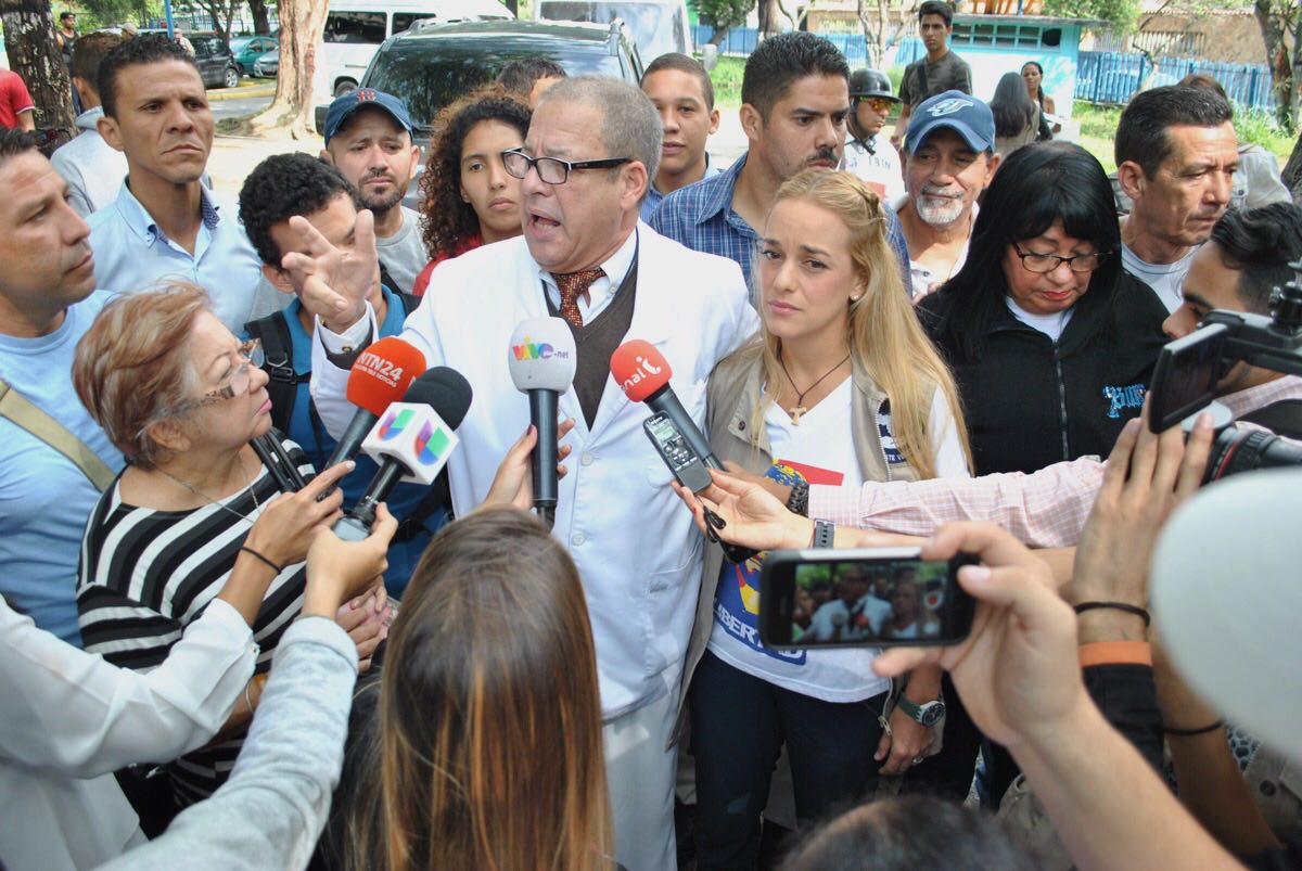 Sebin intenta arrestar a los trabajadores del Hospital que aceptaron los insumos entregados por Lilian Tintori