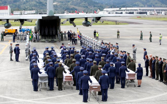 Military personnel unload a coffin with the remains of Brazilian victims who died in an accident of the plane that crashed into the Colombian jungle with Brazilian soccer team Chapecoense, at the airport from where the bodies will be flown home to Brazil, in Medellin, Colombia December 2, 2016. REUTERS/Jaime Saldarriaga