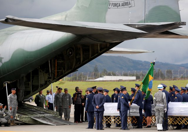 Military personnel unload a coffin with the remains of Brazilian victims who died in an accident of the plane that crashed into the Colombian jungle with Brazilian soccer team Chapecoense, at the airport from where the bodies will be flown home to Brazil, in Medellin, Colombia December 2, 2016. REUTERS/Jaime Saldarriaga