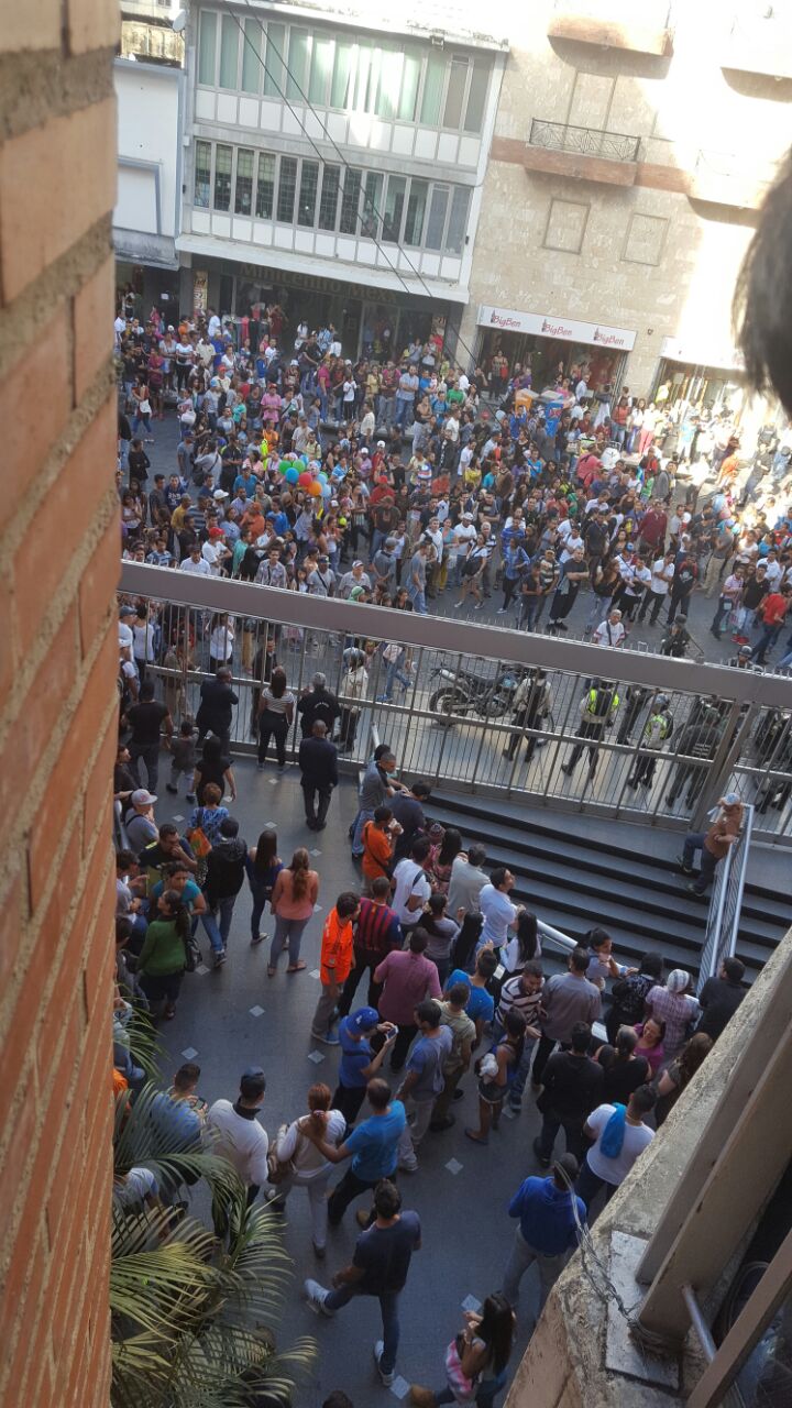 Nadie los quiere: Al ritmo de “Y va a caer” recibieron a la Sundde en el City Market (VIDEO)