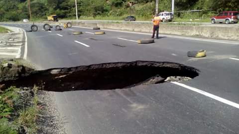 Megahueco se abrió en la Troncal 9 vía Higuerote