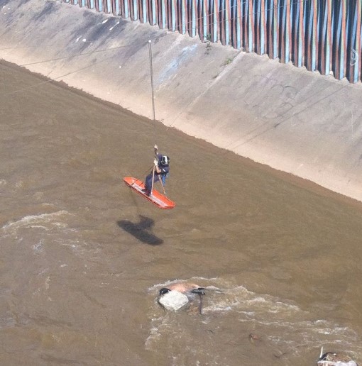 Así sacaron al cadáver encontrado en el río Guaire este sábado  (VIDEO)