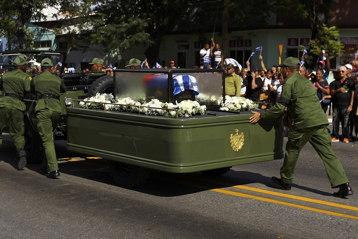 Miles de personas acuden al último acto de despedida a Fidel en Santiago