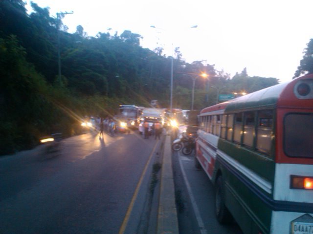 Protesta mantiene cerrada la Panamericana (Fotos)