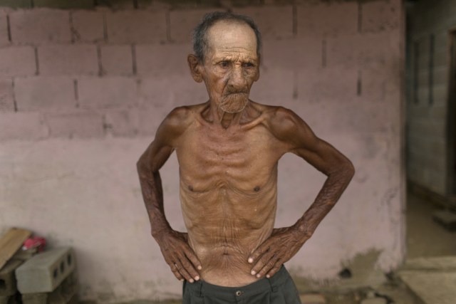 En esta imagen, tomada el 8 de noviembre de 2016, el pescador retirado Víctor Durán, de 75 años y que pertenece a la familia Marval, posa para un retrato en Punta de Araya, en el estado de Sucre, Venezuela. Los hijos y nietos de Durán siguen con la tradición pesquera pero enfrentan un fenómeno inexistente en su generación: piratas que roban los motores de los barcos y matan a los pescadores en el mar. (AP Foto/Rodrigo Abd)