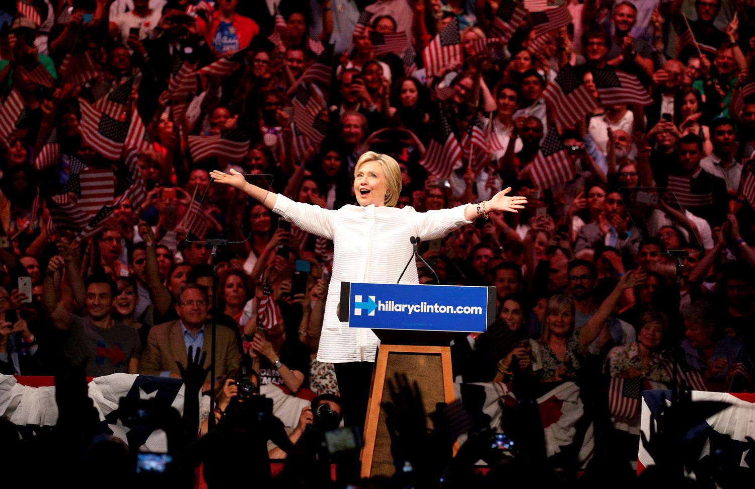 El precandidato Bloomberg estaría considerando a Hillary Clinton como vicepresidenta