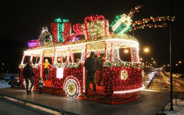 . Warsaw (Poland), 03/12/2016.- Christmas lights are set up on Na Rozdrozu Square in Warsaw, Poland, 03 December 2016. (Varsovia, Polonia) EFE/EPA/PAWEL SUPERNAK POLAND OUT