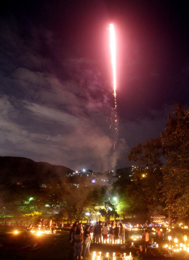 BOG114. CALI (COLOMBIA), 07/12/2016.- Una familia enciende luces en un cementerio durante la "Noche de las velitas" hoy, miércoles 07 de diciembre de 2016, en Cali (Colombia). Velas y coloridos faroles iluminaron hoy los hogares colombianos en una jornada en la que también hubo fuegos pirotécnicos en pueblos y ciudades que celebran la "noche de las velitas", que antecede a la festividad de la Inmaculada Concepción y que forma parte de las actividades navideñas. EFE/Christian Escobar Mora