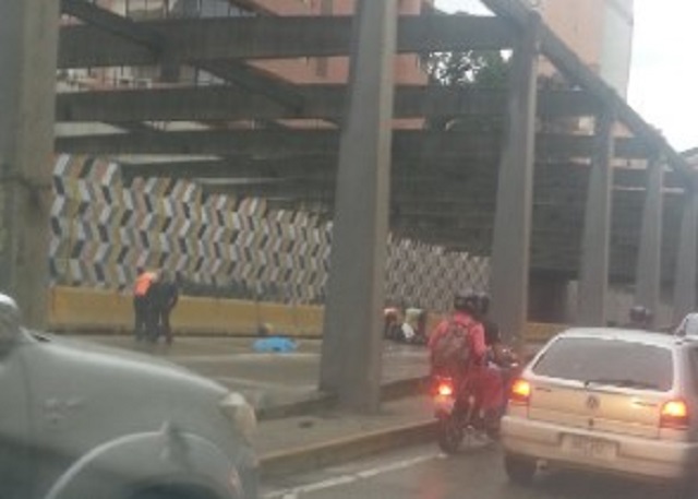 Cerrado tramo de la Avenida Libertador por muerto en la vía