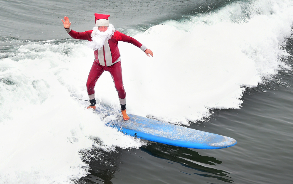 Un “Santa Surfista” se vaciló las olas en las playas de Seal Beach (FOTOS)