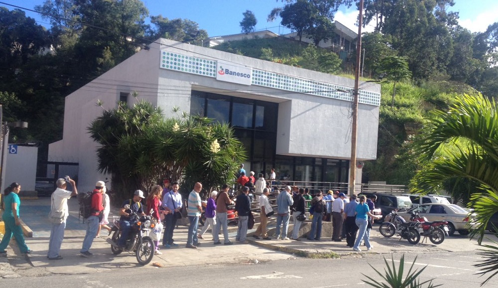 La cola en la sucursal Banesco de Baruta comienza en la calle (fotos)