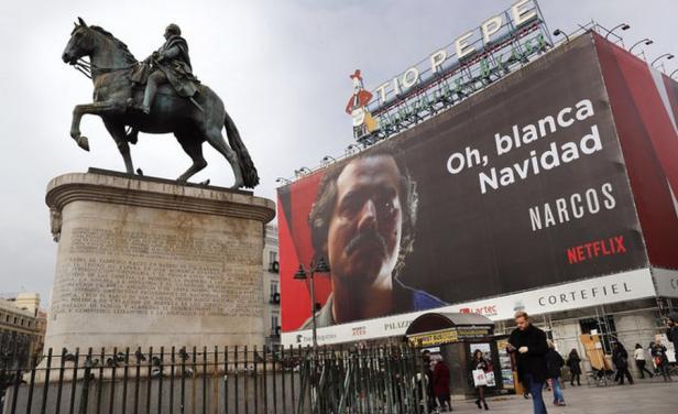 El Afiche está en la Puerta del Sol con con la inscripción "Oh, blanca navidad". Foto: EFE