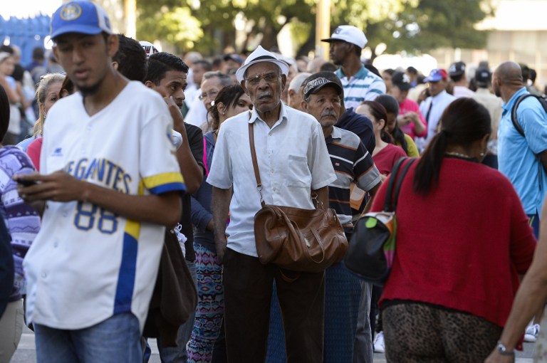 Siguen las largas colas en mercados y cajeros bancarios este #21Dic