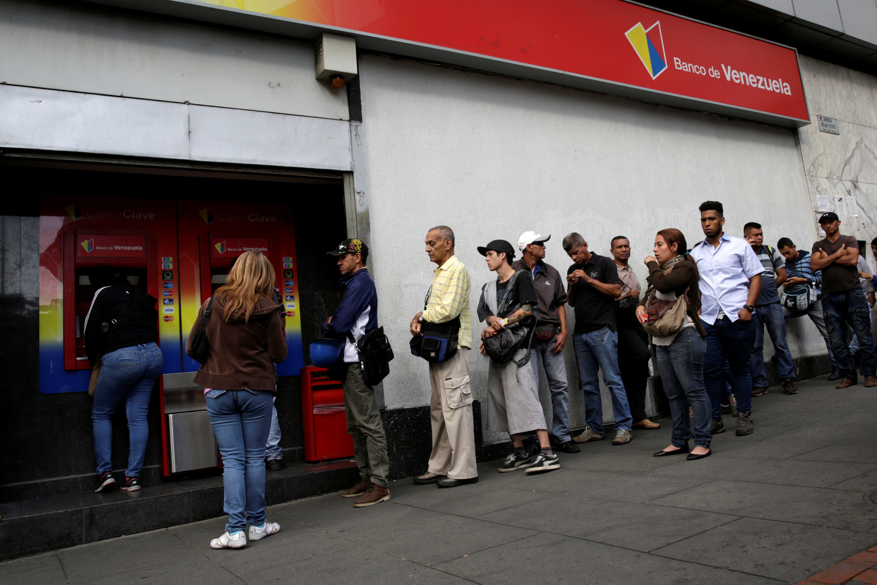 ¡Tarde pero seguro! Prohíben dispensar billetes de 100 Bs. por cajeros automáticos