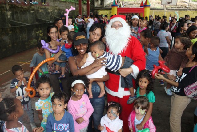 2016-12-24-HCR-ENTREGA-DE-JUEGUETES-LM (7)