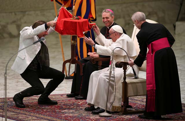 Pope Francis looks at a performer (L) of the Golden Circus during his Wednesday general audience in Paul VI Hall at the Vatican December 28, 2016. REUTERS/Alessandro Bianchi