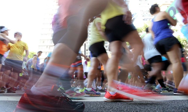 Participants run in the annual Saint Silvester Road Race, an international race through the streets of Sao Paulo, Brazil December 31, 2016. REUTERS/Paulo Whitaker