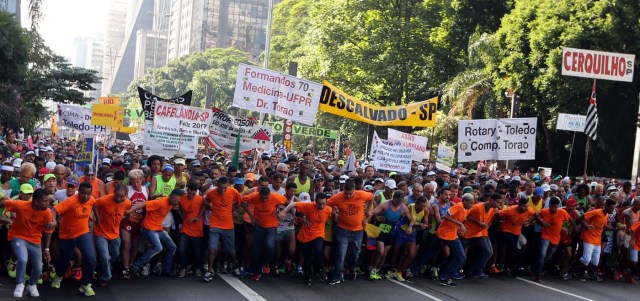 Participants run in the annual Saint Silvester Road Race, an international race through the streets of Sao Paulo, Brazil December 31, 2016. REUTERS/Paulo Whitaker