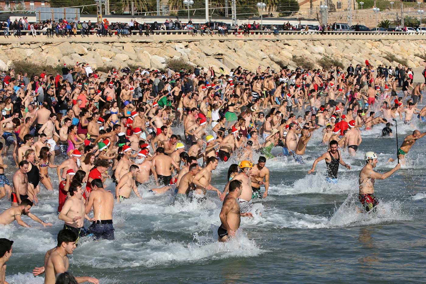 Ciento de personas despiden el 2016 con el tradicional baño de San Silvestre (Fotos)