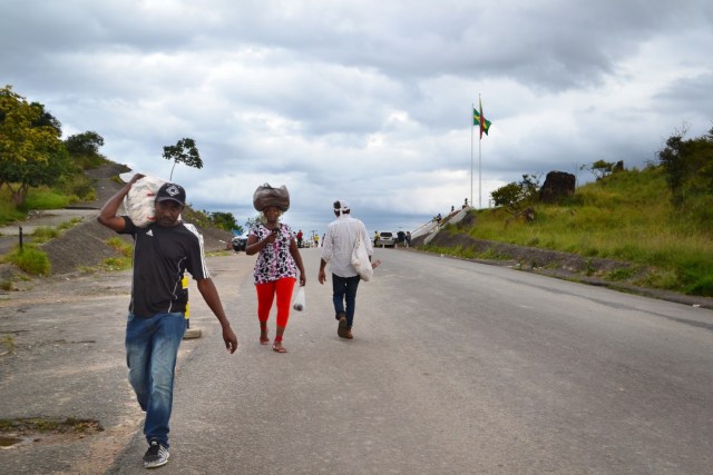 Los venezolanos en Pacaraima, Brasil, llevan arroz a través de la frontera a su país. Cerca de 10.000 venezolanos están llegando a Brasil cada mes en busca de alimentos y medicinas, según las autoridades. (Marina Lopes / Por el Washington Post)