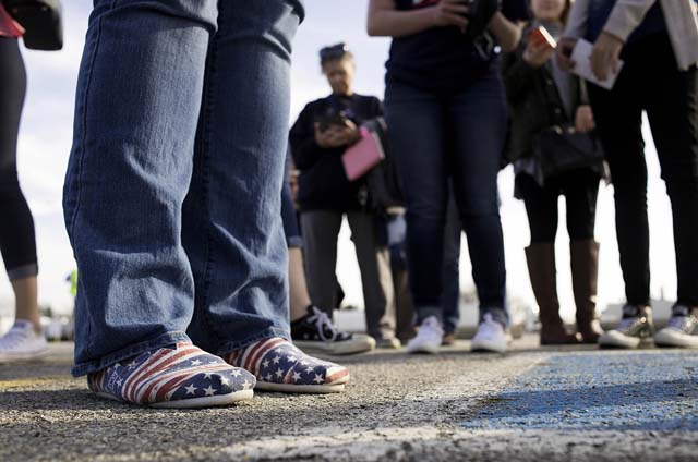 En el estado de Ohio, EE.UU., a las mujeres se les impide usar zapatos de charol porque su ropa interior puede verse a través de su reflejo.